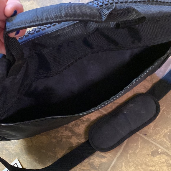 Vaultz Messenger Style Laptop Bag with Combination Lock - Picture 7 of 15